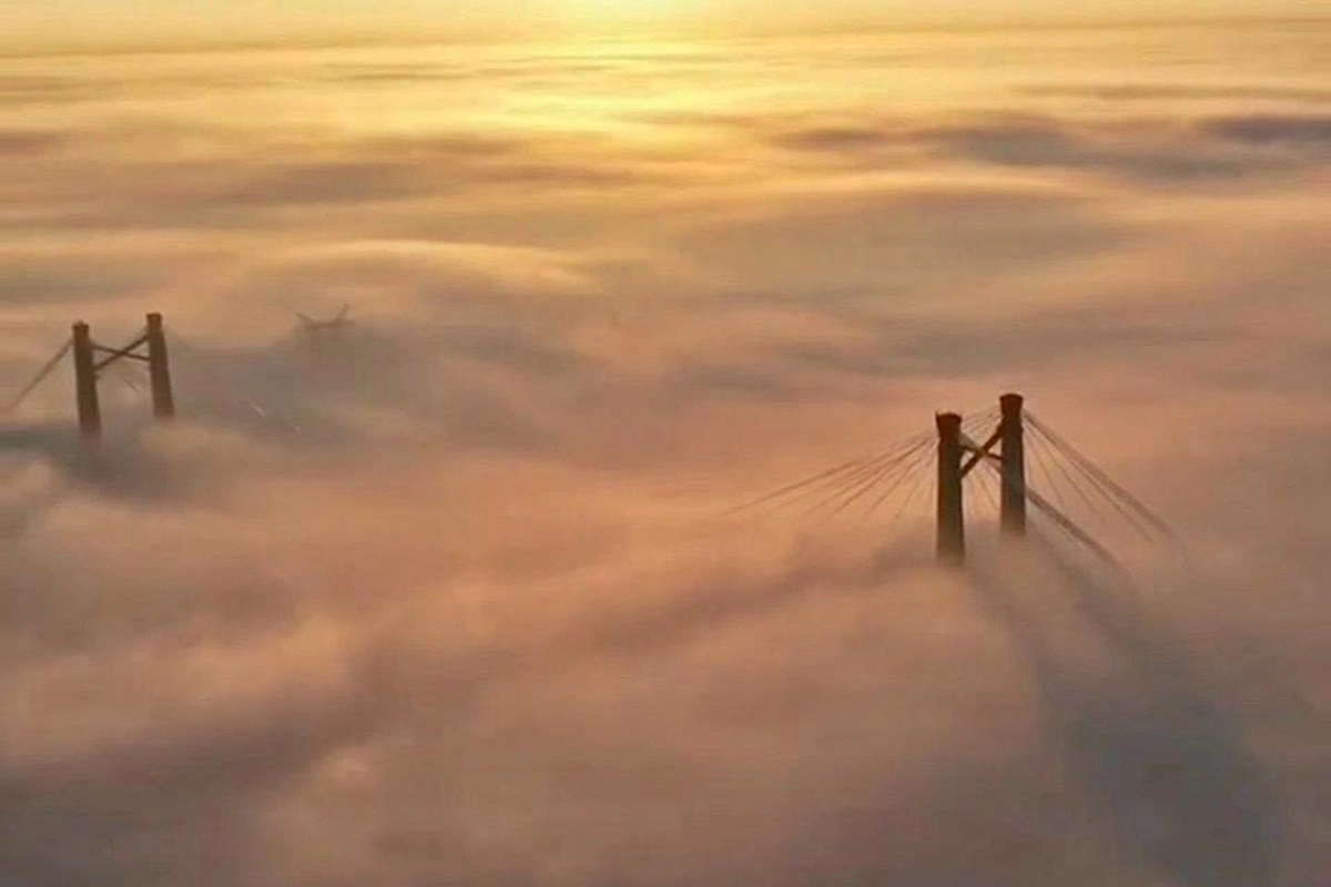 El enlace vial cubierto casi por completo por la niebla.