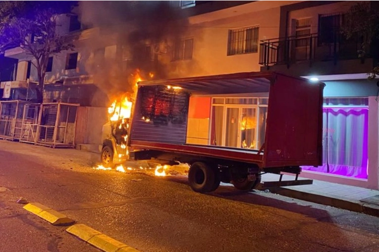 Investigan el incendio de un cami&oacute;n estacionado en la v&iacute;a p&uacute;blica y no descartan que haya sido intencional