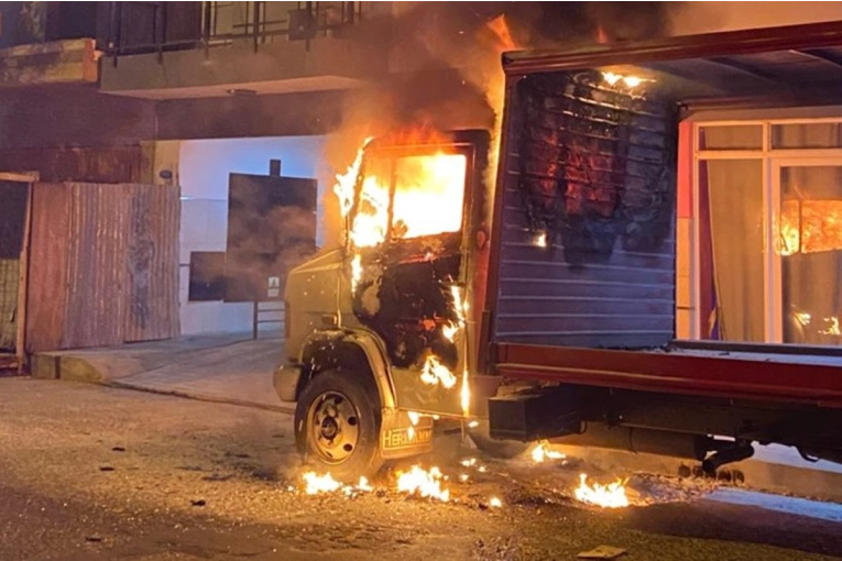 Un video esclareci&oacute; como fue el momento en que incendiaron el cami&oacute;n en calle Ituzaing&oacute;