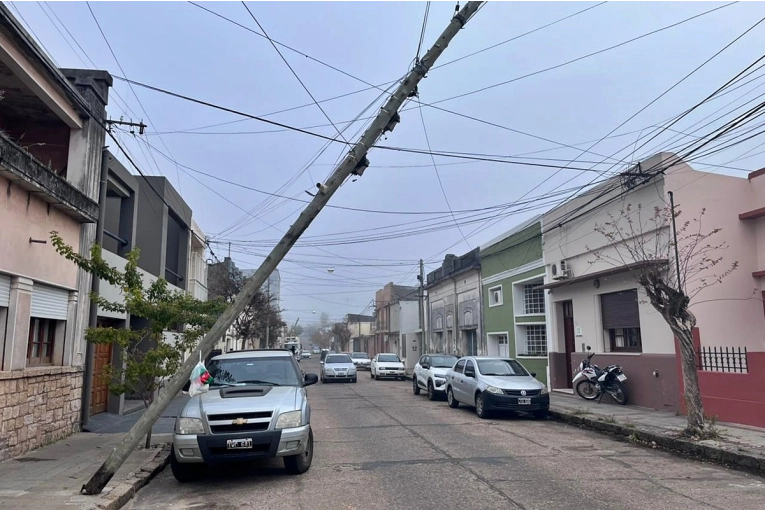 Dos postes de madera quedaron inclinados sobre calle Alem y arrastraron cables de distintos servicios