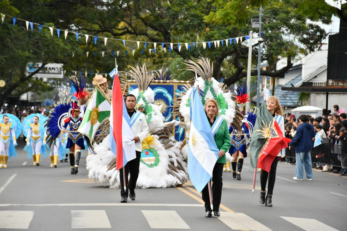 La comparsa Emperatriz particip&oacute; por primera vez del desfile.
