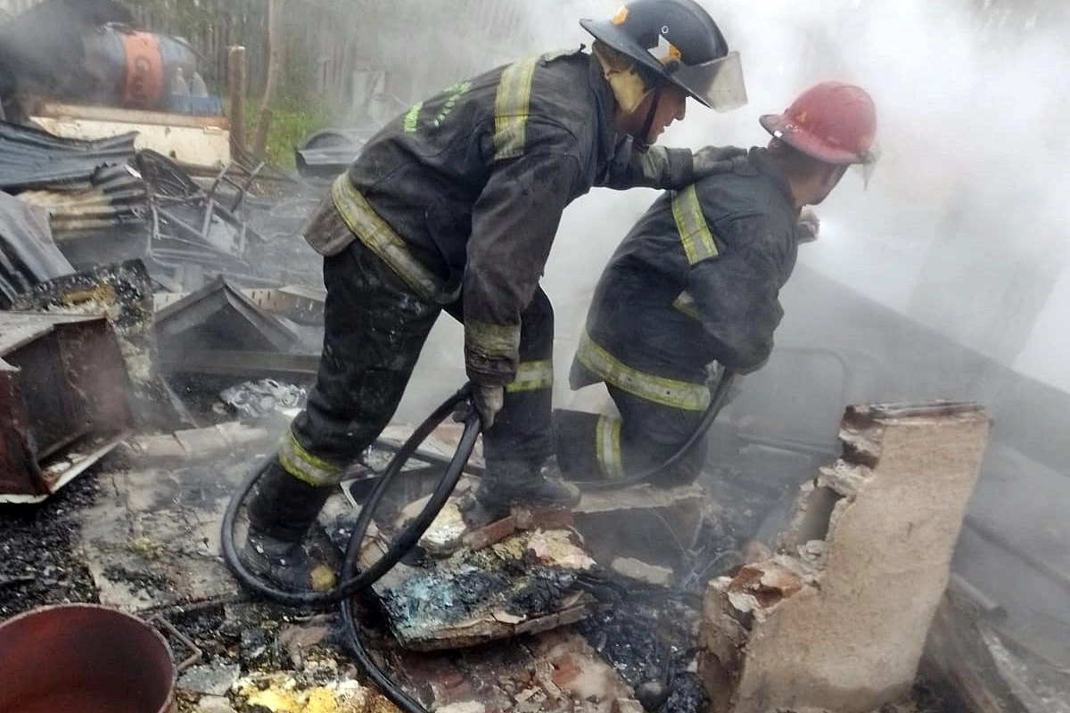 Los bomberos Zapadores apagando los &uacute;ltimos vestigios del incendio.