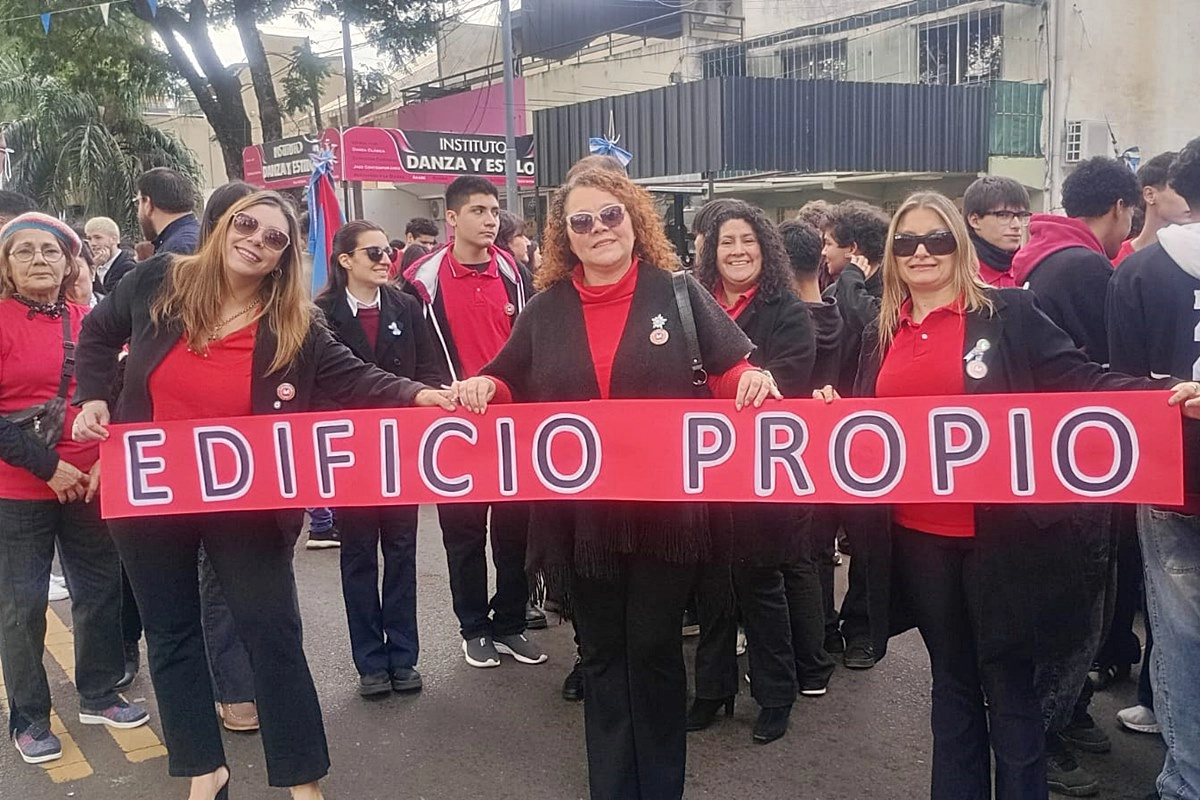 Uno de los carteles mostrados en el desfile de este lunes.