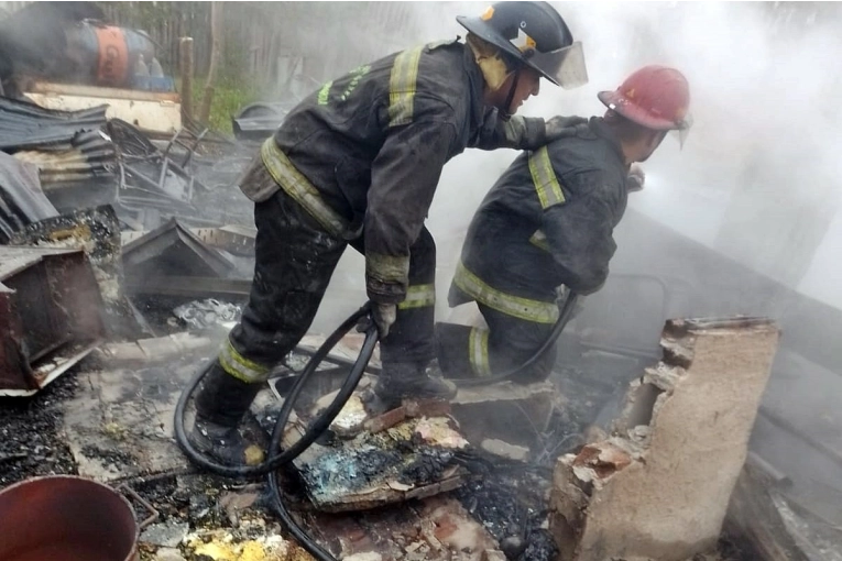 Una familia perdió todo tras el fuego en su vivienda en la mañana de este miércoles