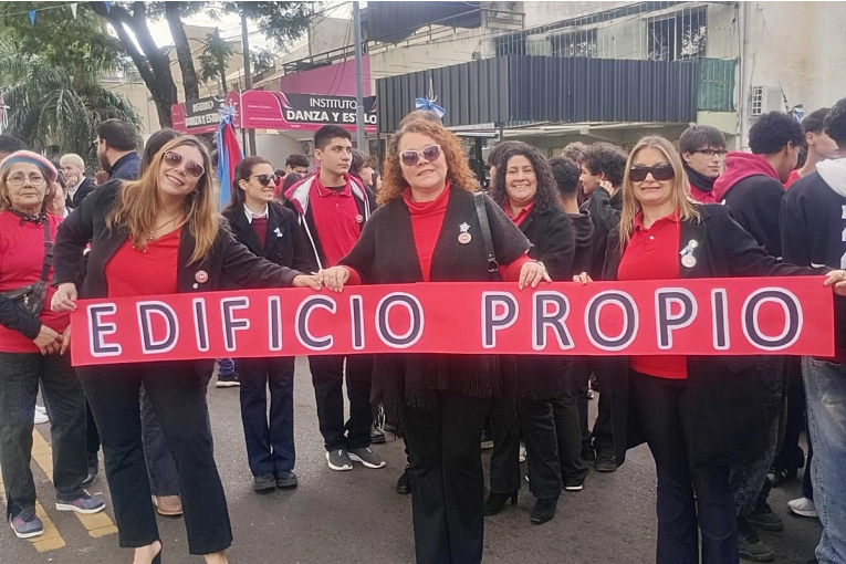Desde la escuela Mariano Moreno fundamentaron su reclamo en el desfile de este 25 de Mayo
