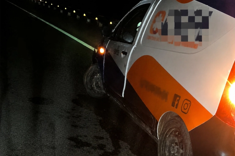 Una ambulancia chocó contra señalizaciones viales sobre la Ruta 18