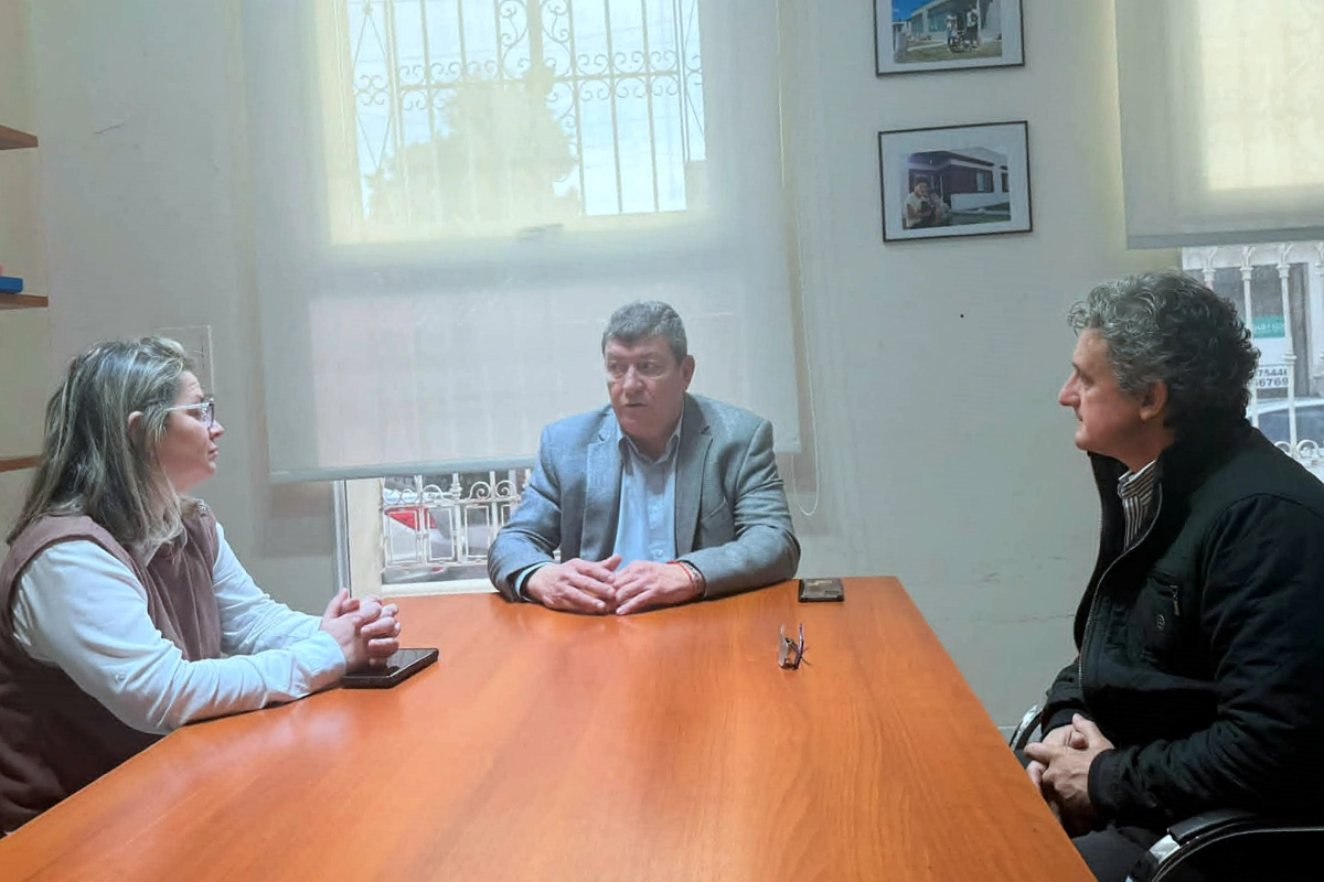 Bravo y Silvana Monz&oacute;n con el presidente del IAPV.