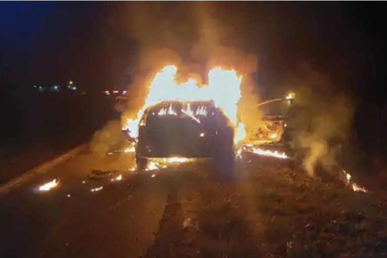 Un automóvil que circulaba por autovía 14 terminó incendiándose en plena madrugada