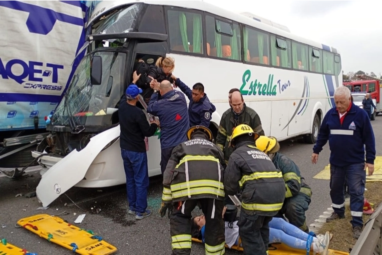 Un micro de tours de compras de Concordia protagonizó un grave accidente