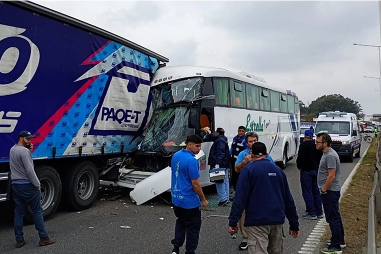 Un micro que regresaba a Concordia choc&oacute; de atr&aacute;s contra un cami&oacute;n en la Panamericana