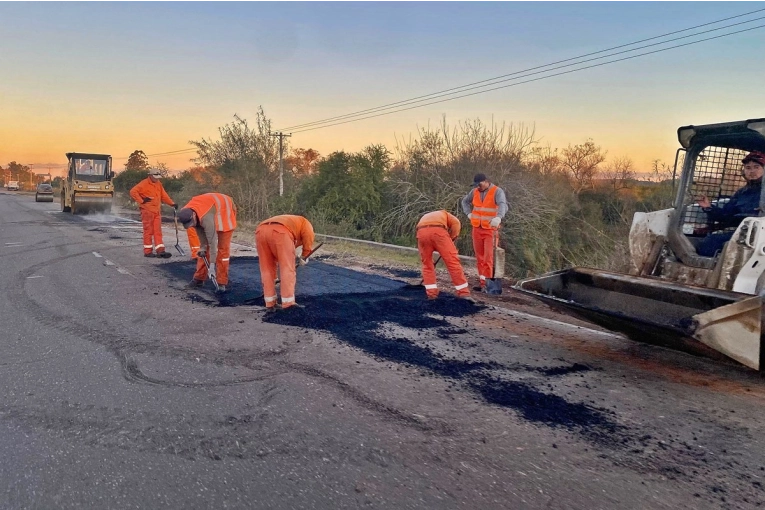 La intendenta de  Los Charr&uacute;as detall&oacute; los trabajos de bacheo que se realizan sobre la Ruta Provincial 4