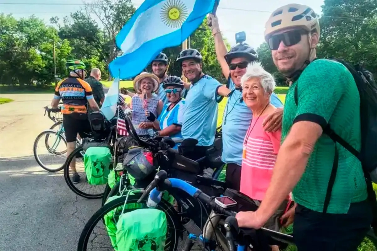 Llegaron pedaleando hasta el lugar donde la Scaloneta disputar&iacute;a su debut en el Mundial 2026.