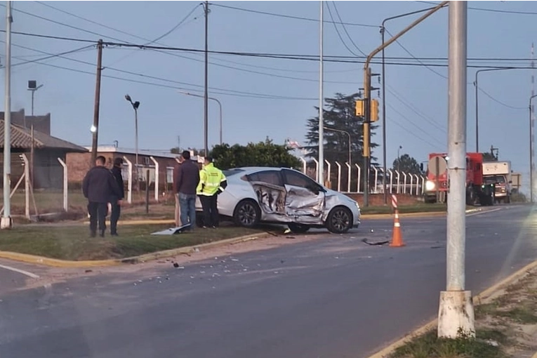Violento choque entre dos vehículos en el cruce conocido como El Martillo