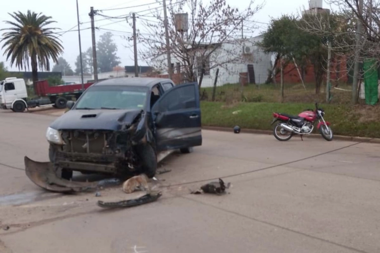 Un motociclista de 63 años resultó herido tras un choque con una camioneta