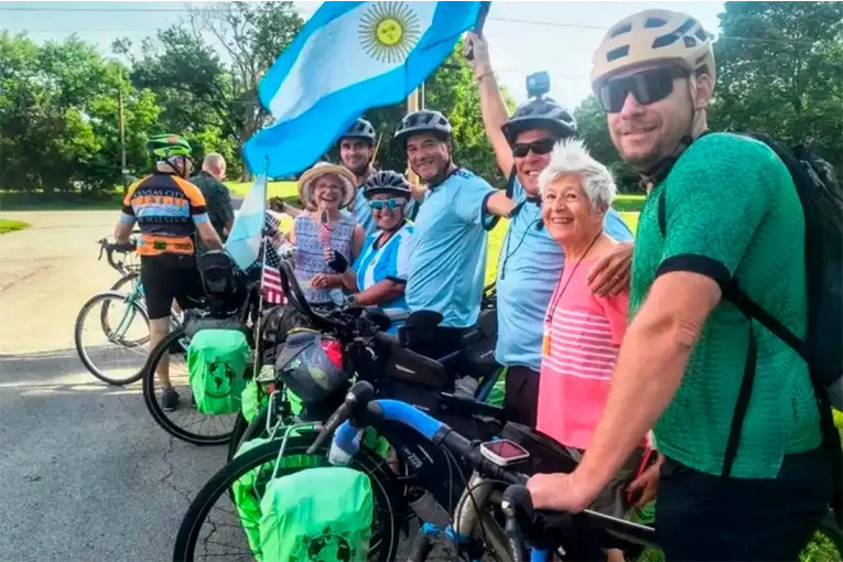 Biciviajeros entrerrianos llegaron a Kansas tras recorrer 17 países para alentar a Argentina