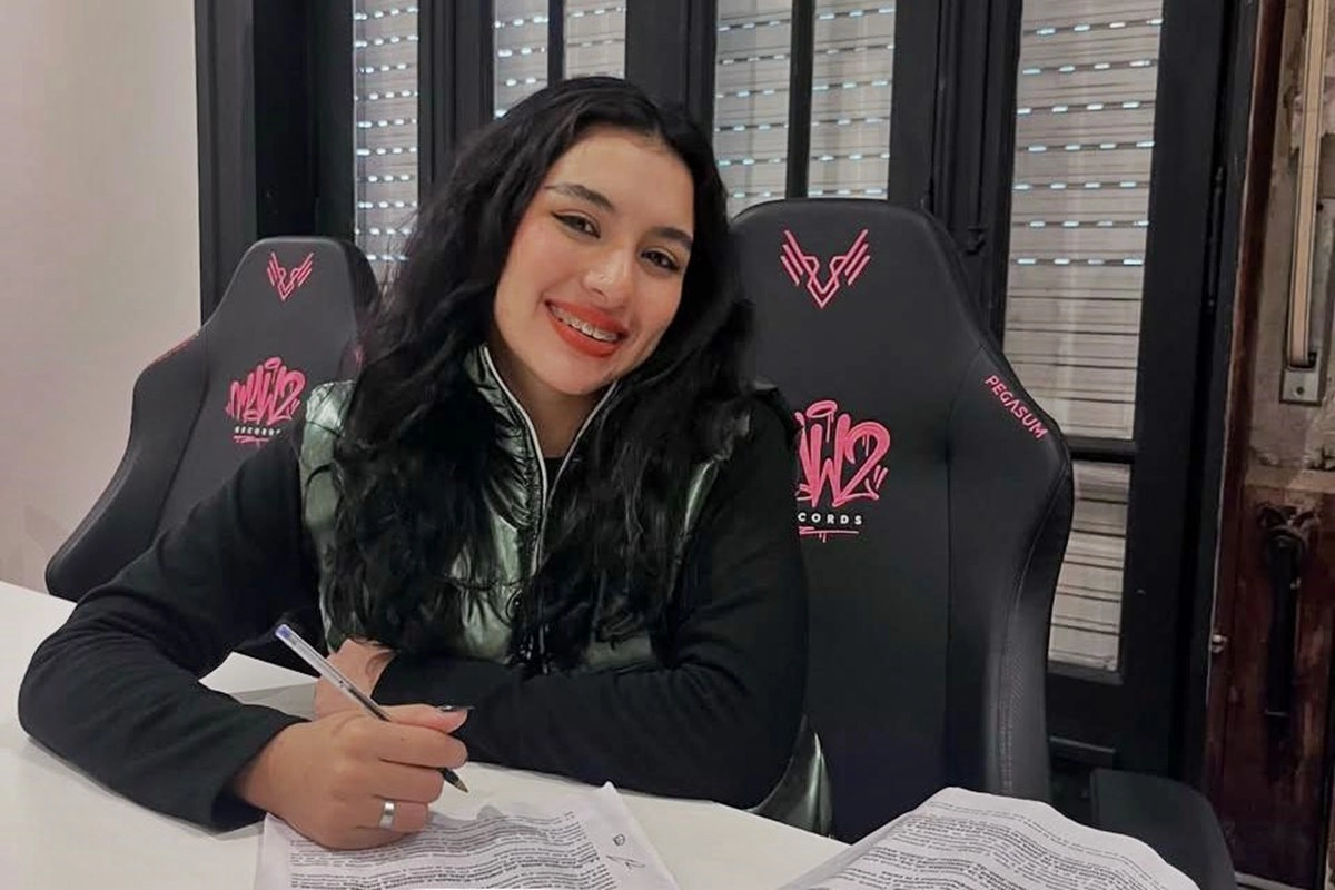 CamiRA firmando su contrato