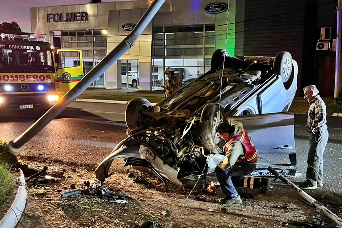 El automovil qued&oacute; completamente volcado sobre la avenida Eva Per&oacute;n