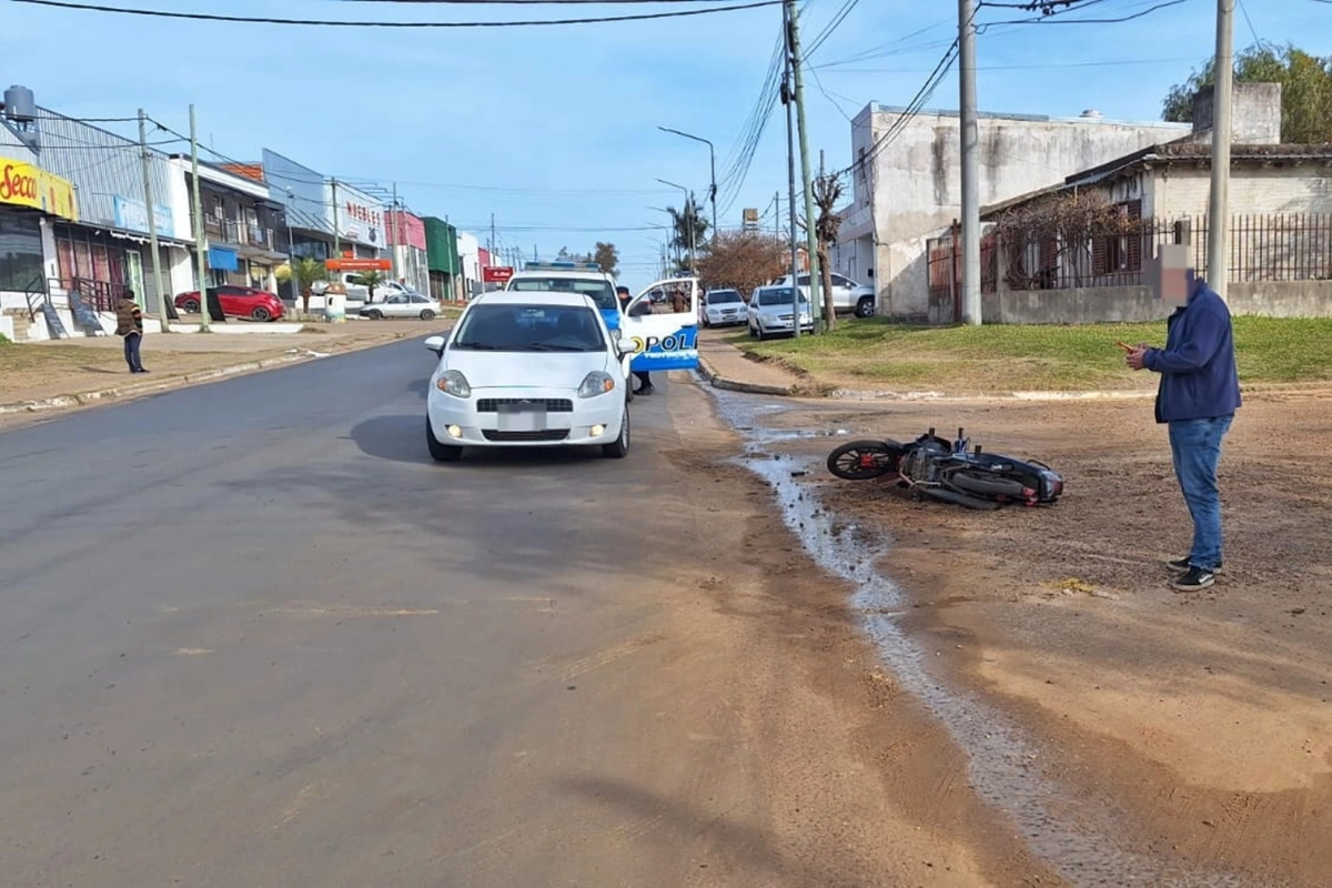 La conductora de la moto fue hospitalizada.