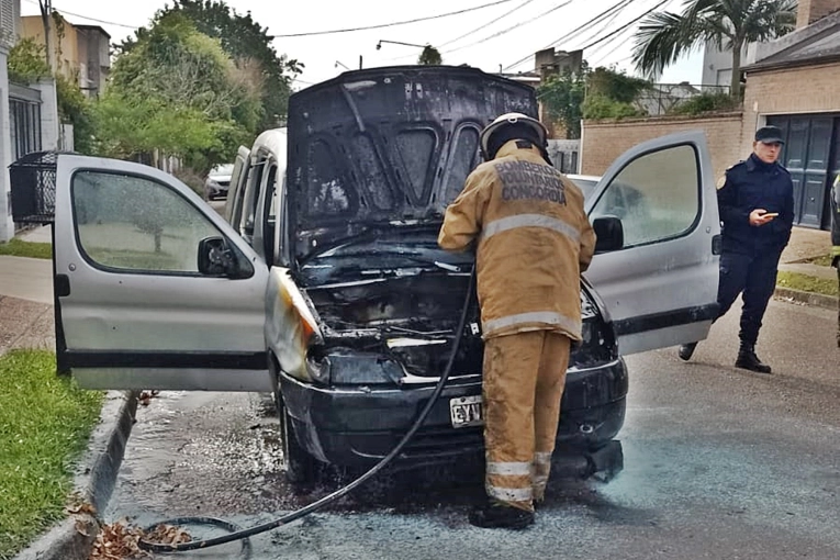 Bomberos debieron intervenir cuando un vehículo se prendió fuego en la vía pública