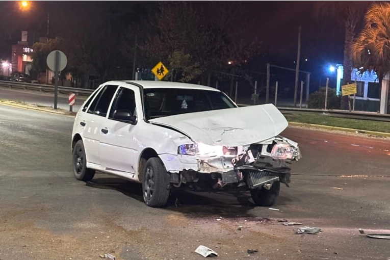 Dos vehículos protagonizaron un accidente en una transitada esquina de Villa Adela