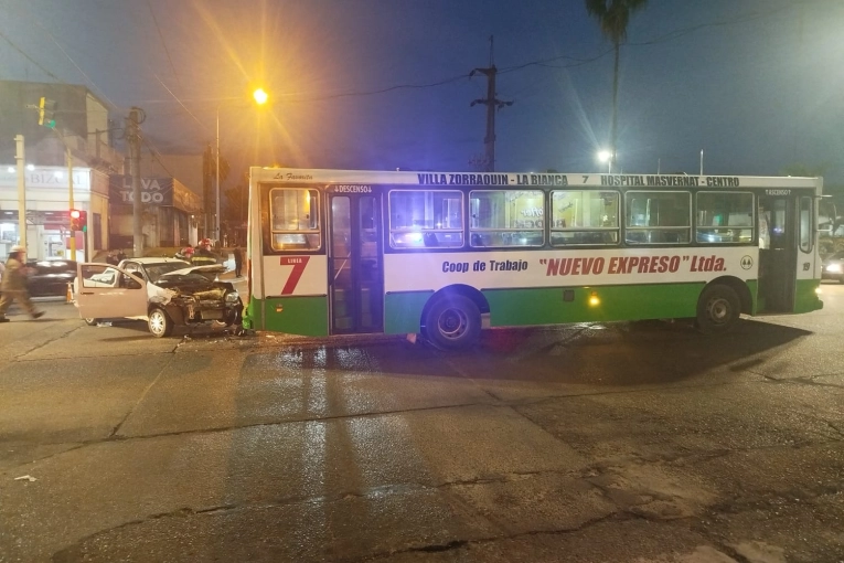 Dos personas resultaron heridas tras un choque entre un colectivo y una camioneta en una esquina semaforizada