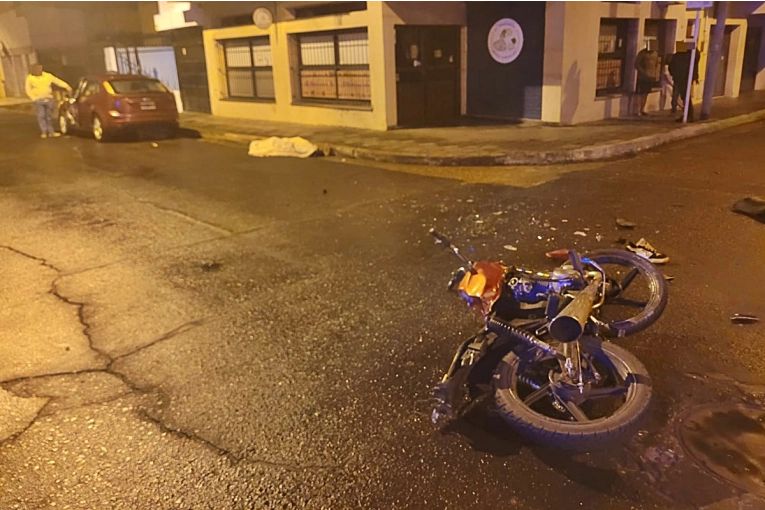 Un joven motociclista murió tras un choque ocurrido en la madrugada de este domingo