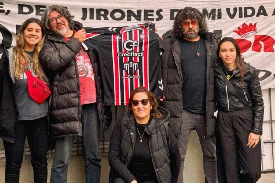 Algunos de los concordienses que viajaron a despedirse del m&uacute;sico.