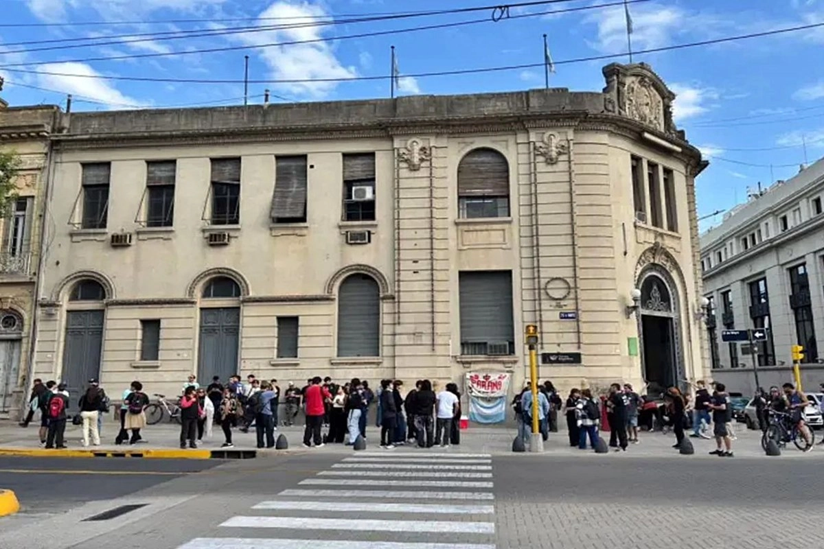 El frente del edificio del Correo Argentino en dondo vivi&oacute; de ni&ntilde;o Carlos Solari.