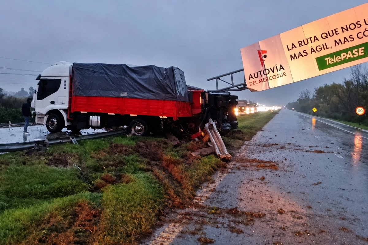 Tr&aacute;nsito cortado en la principal ruta del Mercosur
