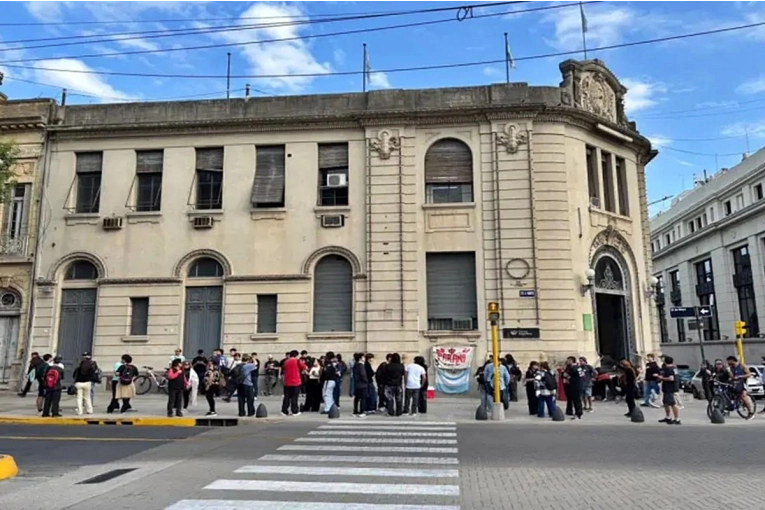 INDIO: Del niño que jugaba en el Correo de Paraná al mito del rock argentino