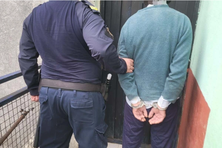 Amenazó a un vecino con una cuchilla y terminó detenido tras un allanamiento