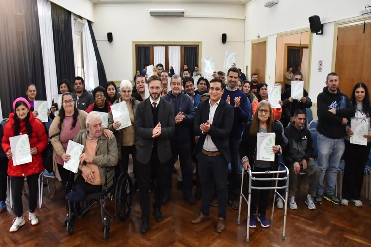 Cerca de treinta familias concordienses recibieron las escrituras de sus viviendas