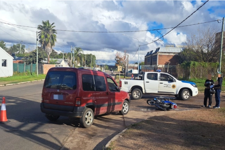 Motociclista fue hospitalizada tras chocar contra una utilitaria en una esquina concordiense