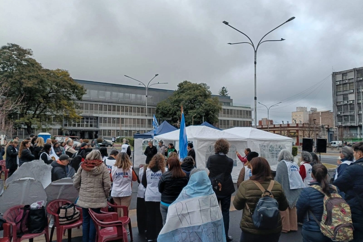 El gremio docente instal&oacute; una carpa de protesta.
