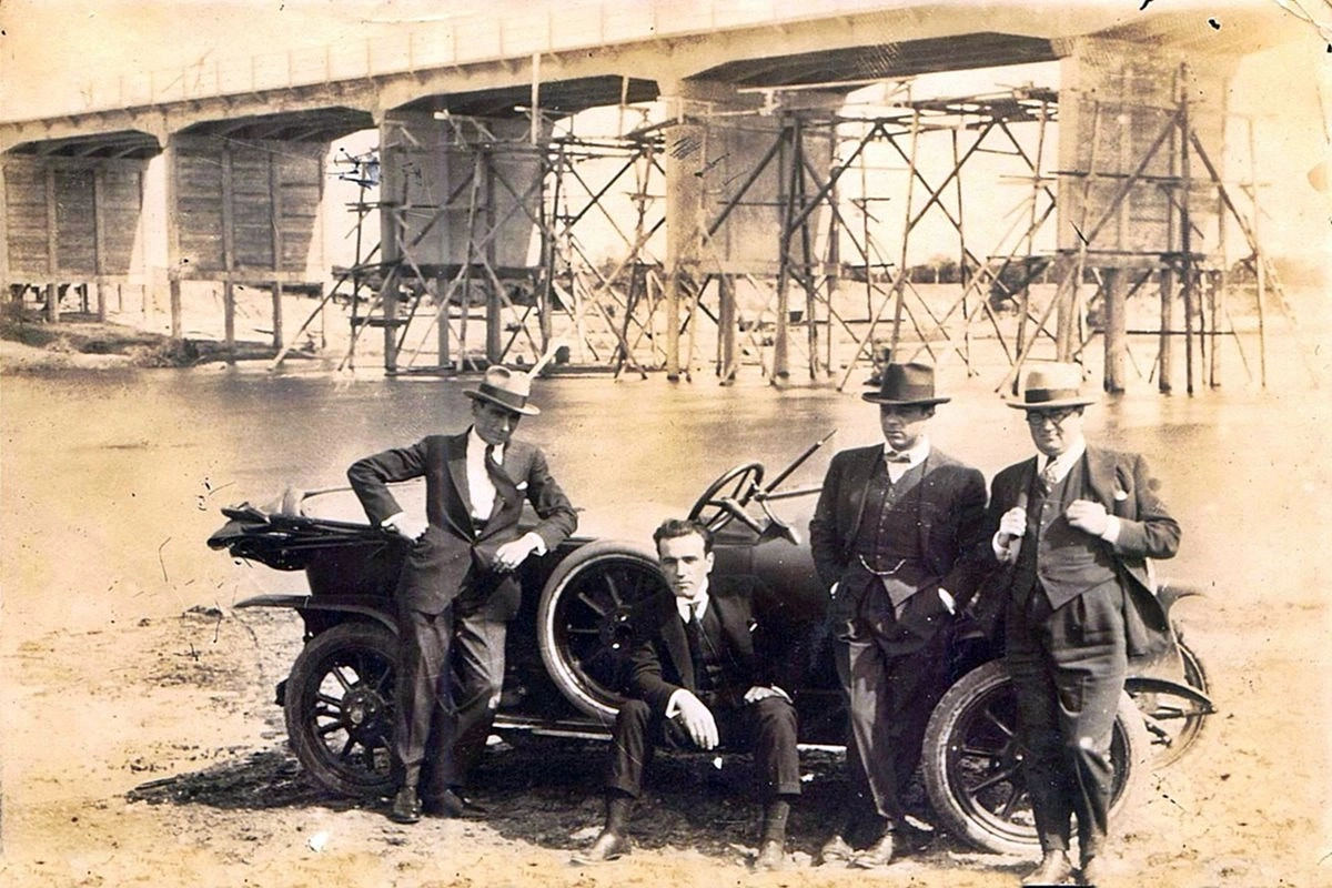 Una foto que muestra el puente a&uacute;n con los andamios de obra