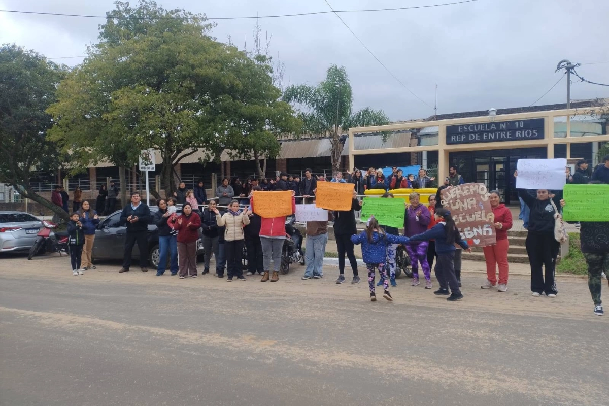 Abrazo en la escuela, como protesta.