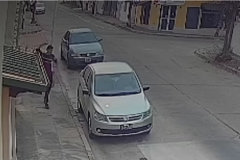Destruyó una ventanilla para robar un auto y terminó detenido