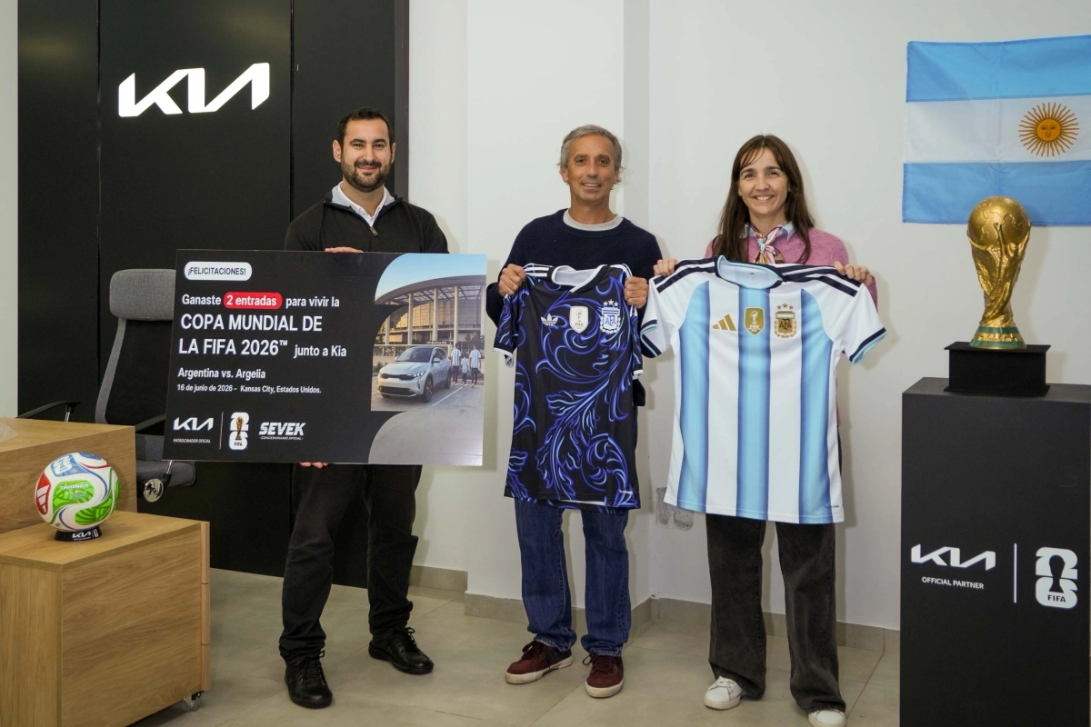 Los ganadores fueron recibidos en la sucursal local de Kia.