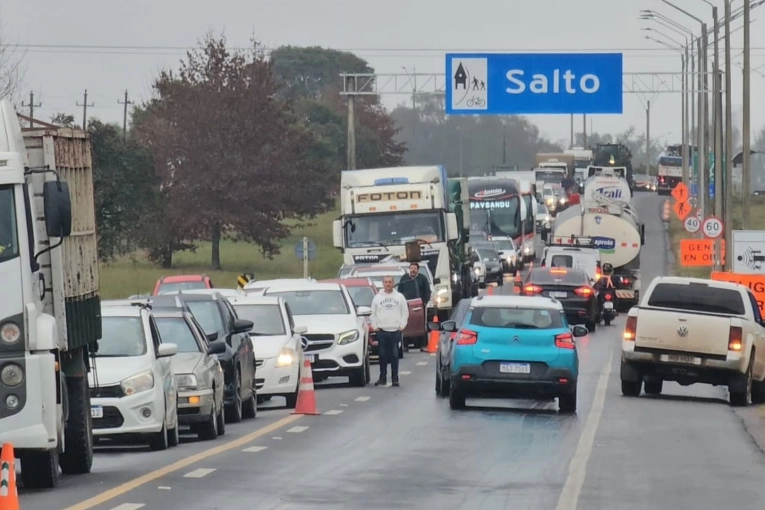 Se intensifica la tensión en Salto y se suman manifestantes en las rutas