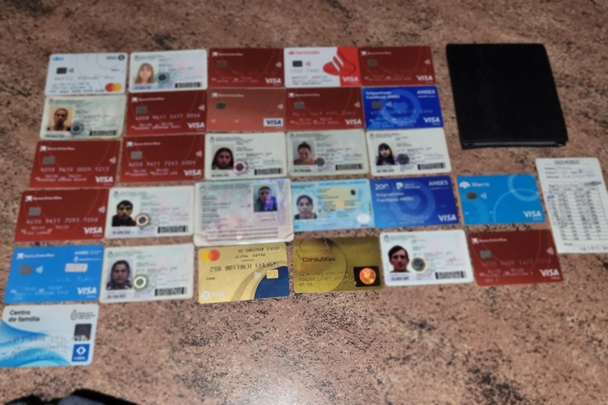 Se secuestraron 18 tarjetas de d&eacute;bito bancarias y nueve DNI