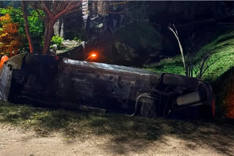 Un remis terminó volcado tras realizar una maniobra de marcha atrás