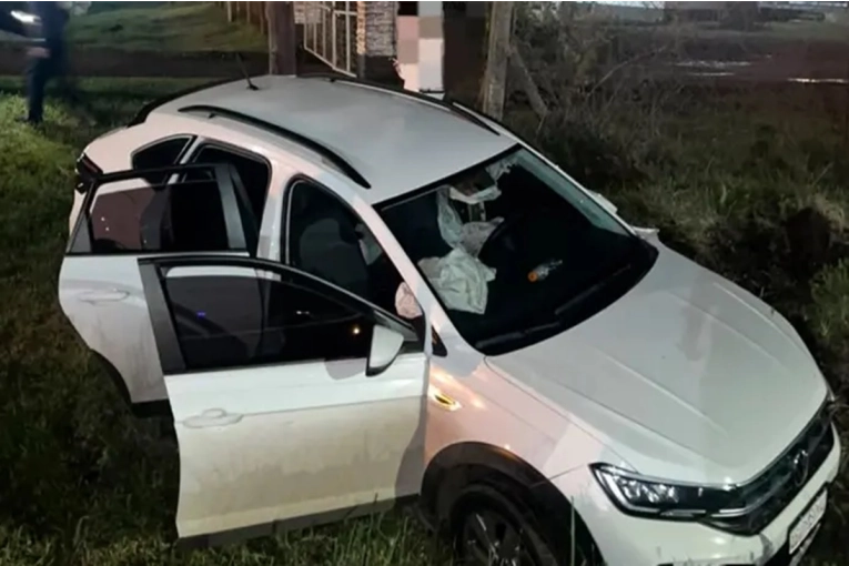 Un conductor perdió el control de su vehículo y cayó a una cuneta en la ruta 18