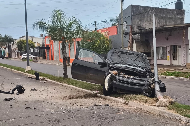 Un vehículo chocó contra una columna sobre una avenida de Concordia