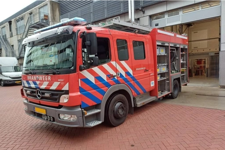Arribó al país el buque que trae una autobomba para un cuartel de bomberos de la región