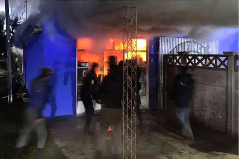 Las llamas de un voraz incendio arrasaron con una distribuidora en el norte entrerriano