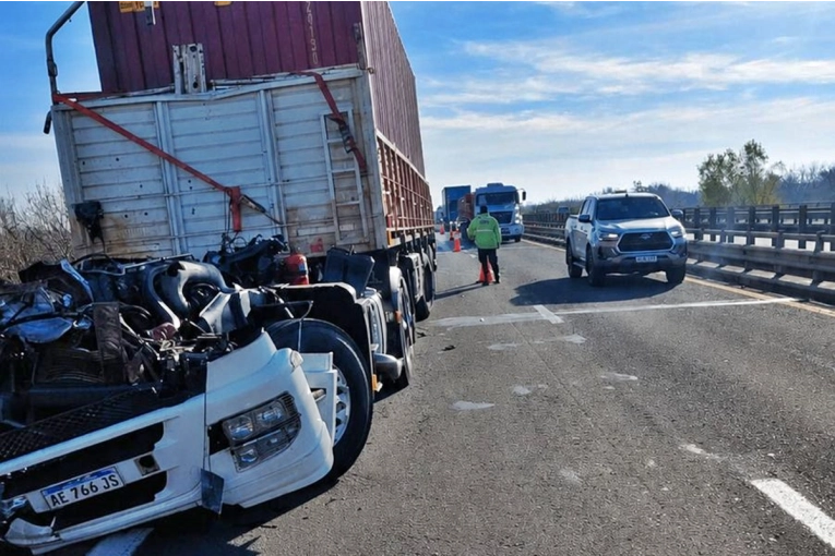Choque entre una máquina vial y un camión obligó a cortar un tramo de la Ruta 14