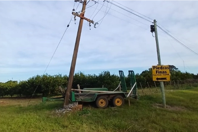 El impacto de un acoplado contra una columna causó un extenso corte eléctrico en la región