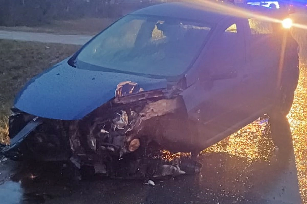Uno de los veh&iacute;culos involucrados en el accidente