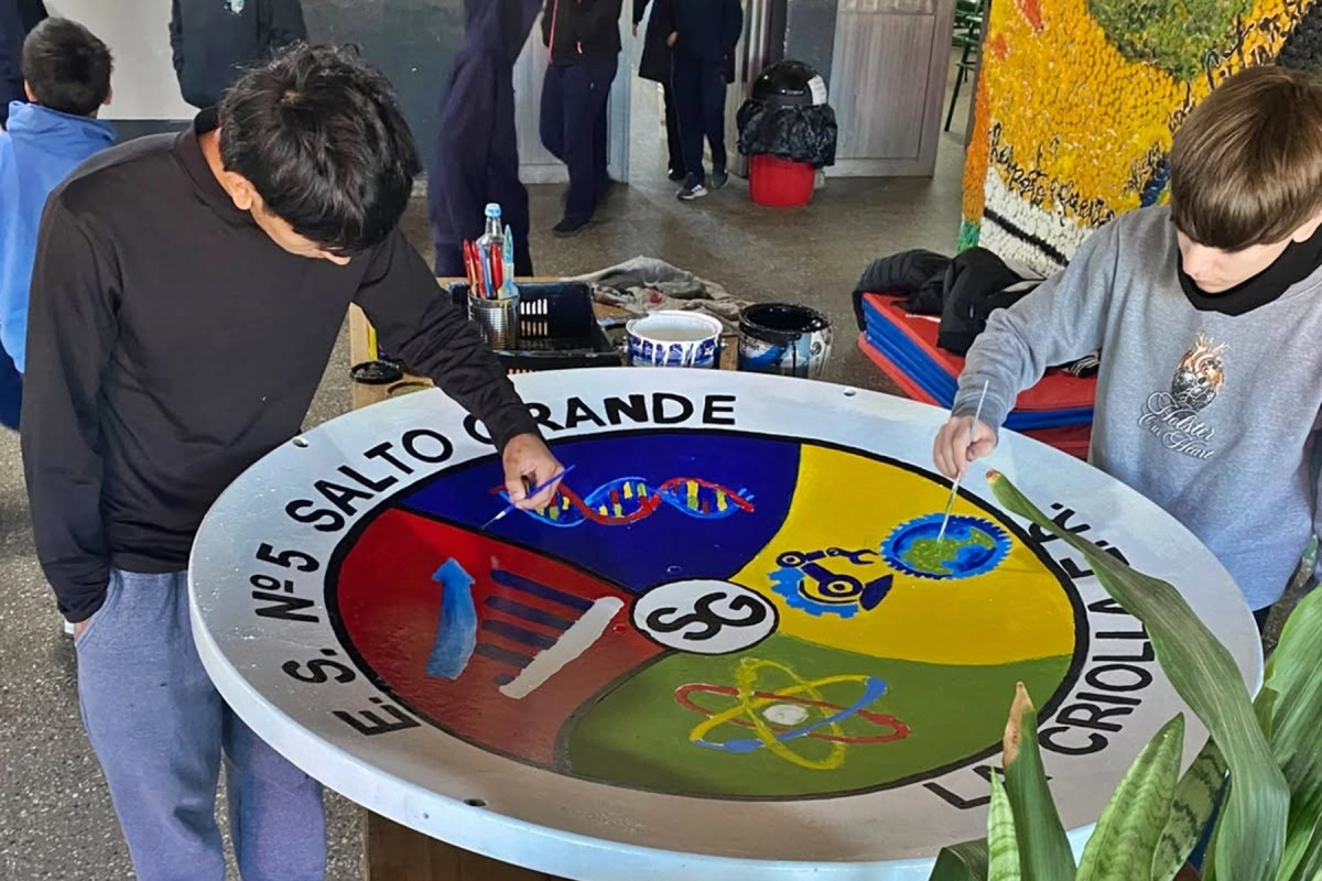 Los alumnos reciclaron una vieja antena satelital.