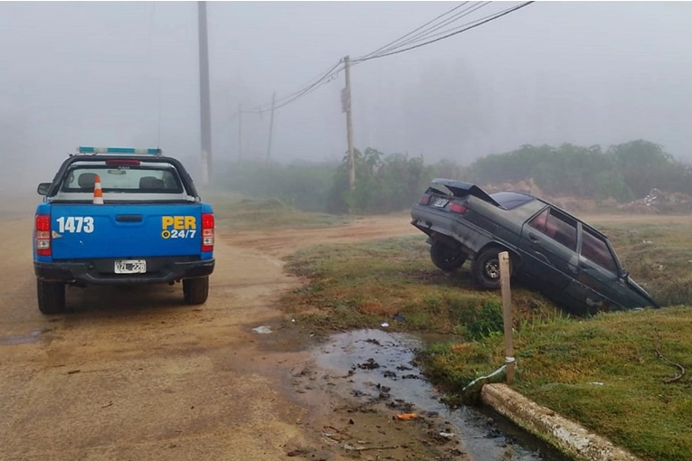 Siguió de largo a causa de la niebla y cayó en la zanja de una avenida concordiense